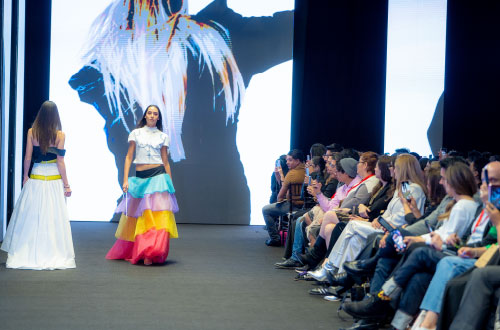 pasarela-modelo-intermoda-estudiantes-burgo-diseno-moda