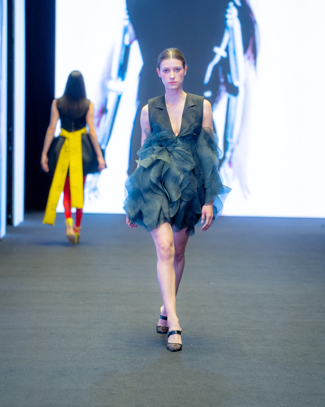 coleccion-alumnas-pasarela-costura-escuela-burgo-vestido-flores-verde-oscuro