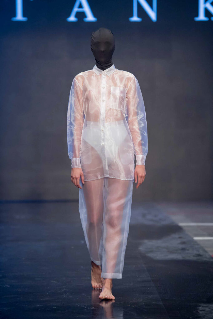 coleccion-creativa-pasarela-mercedes-fashion-week-alumnas-burgo-traje-total-white-transparente