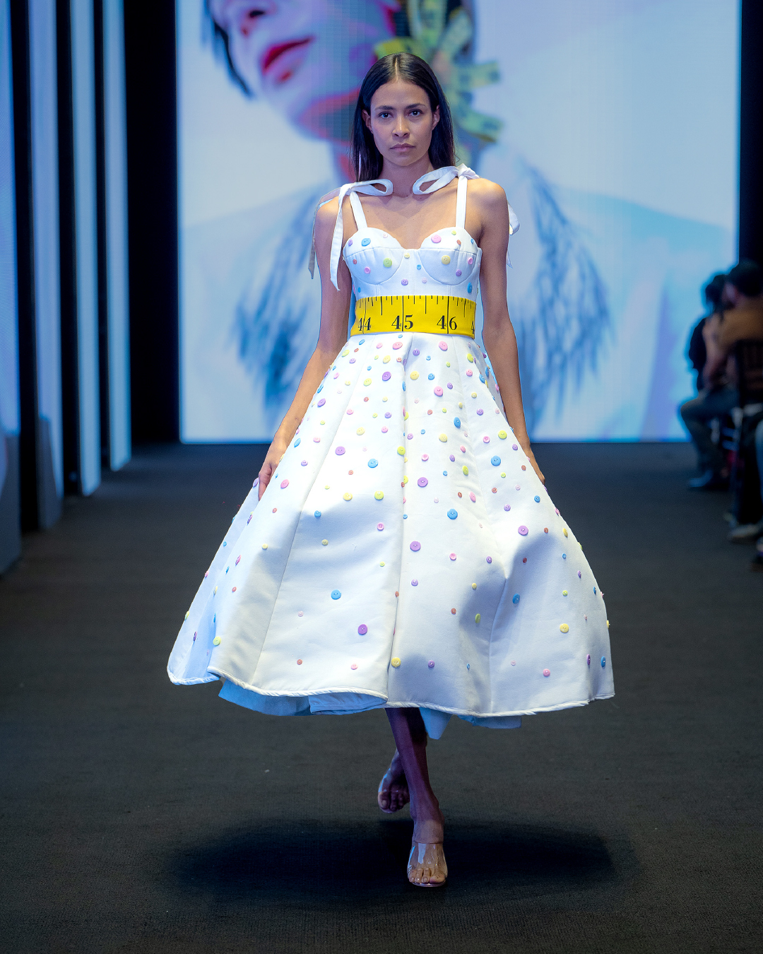 creacion-unica-pasarela-burgo-alumnas-moda-vestido-largo-blanco-botones-pastel