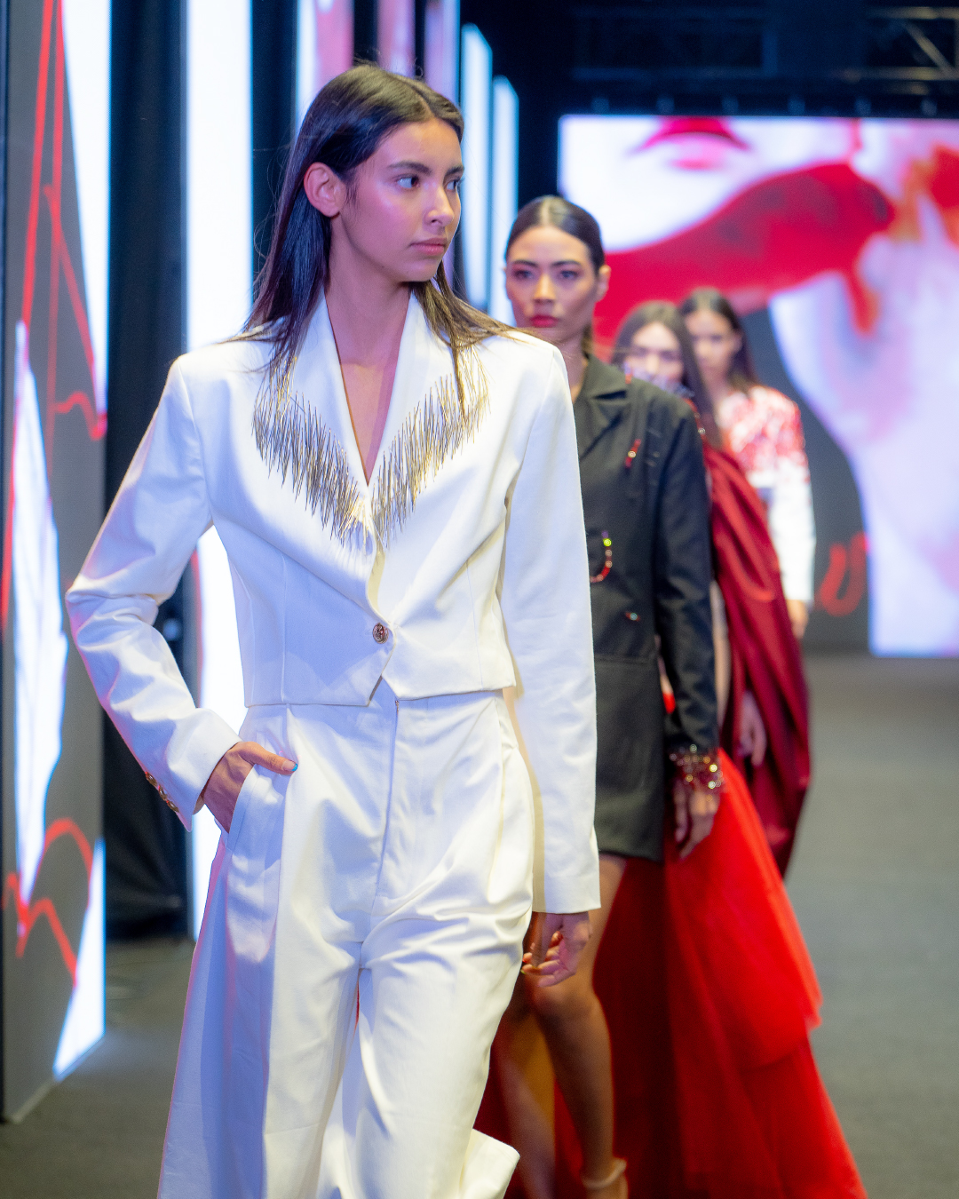 creaciones-alumnas-burgo-diseño-pasarela-blazer-blanco-agujas