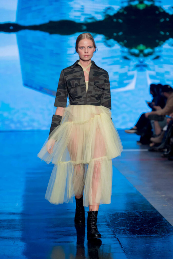 desfile-costura-creativa-alumnas-en-mercedes-benz-fashion-week-burgo-militar-chamarra-vestido-amarollo-tul