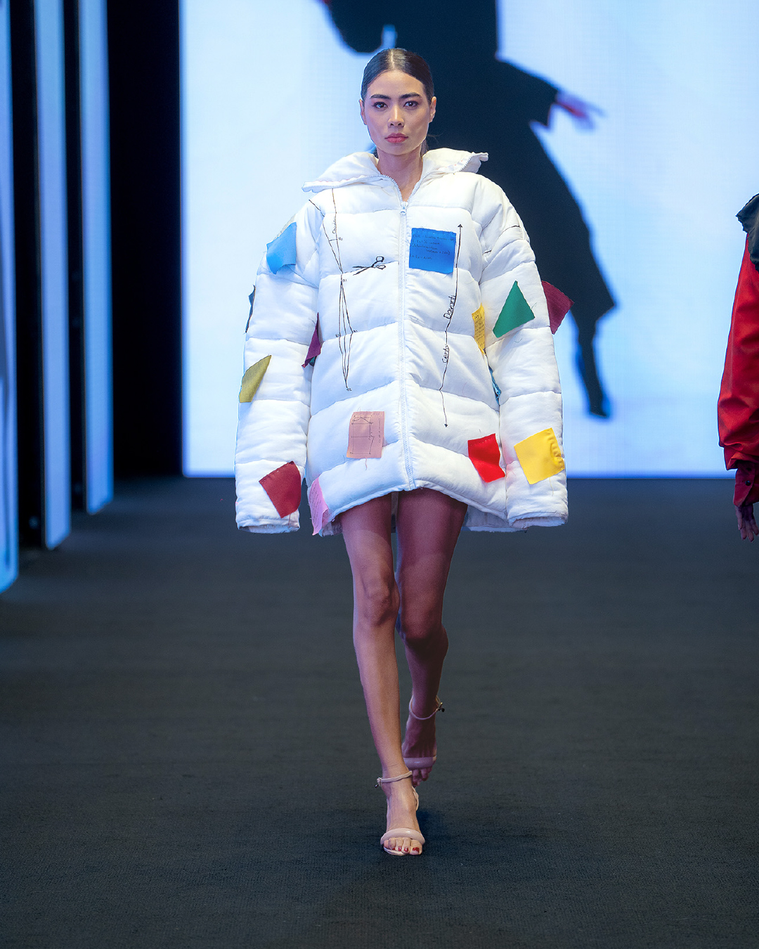 desfile-costura-creativa-burgo-alumnas-chamarra-mujer-blanca-oversize