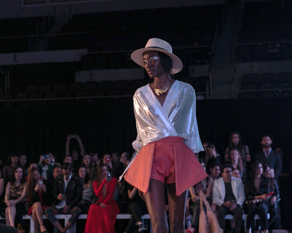 desfile-de-moda-creativa-burgo-alumnas-blusa-blanca-satinada