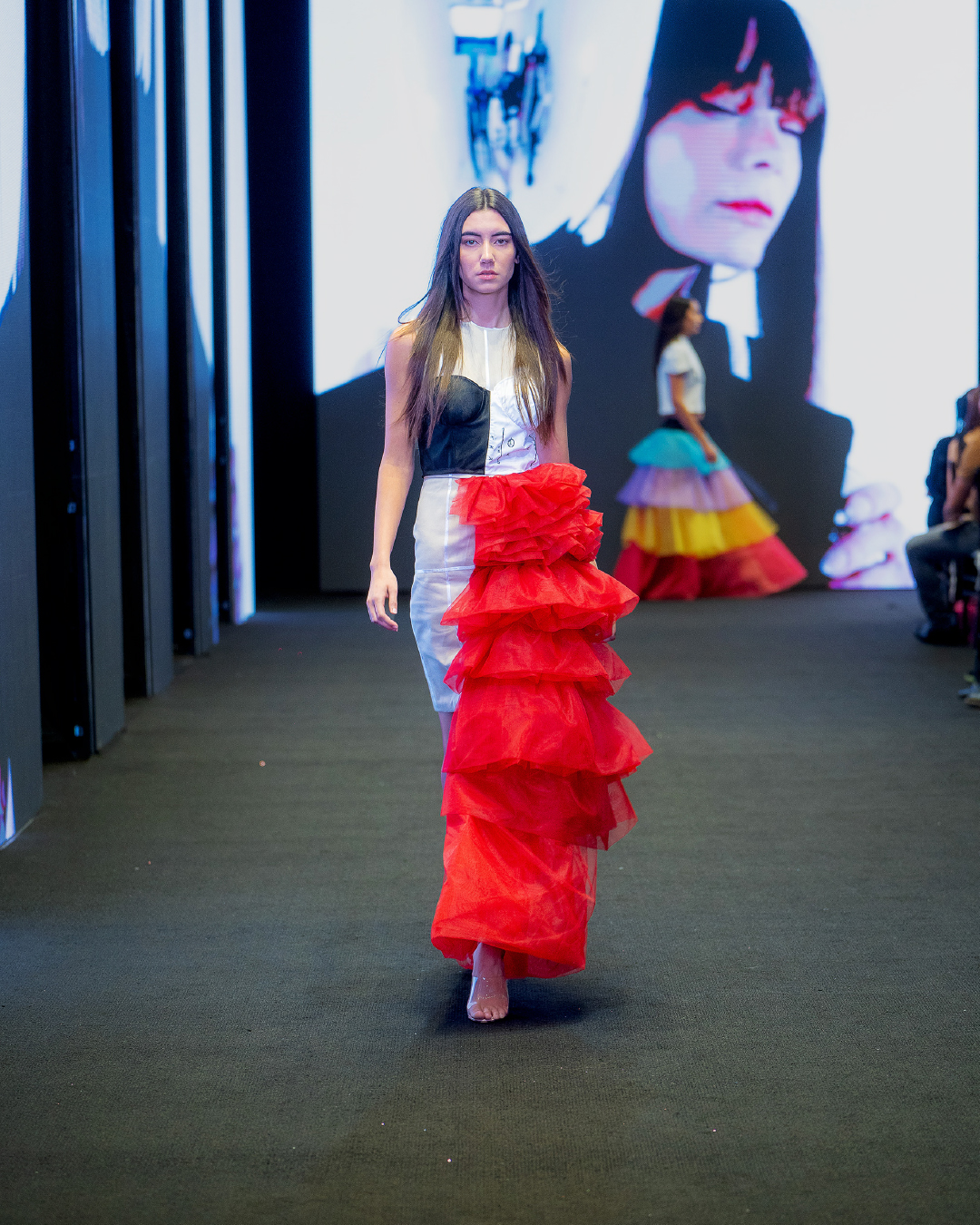 desfile-moda-creativa-alumnas-burgo-vestido-rojo-corte