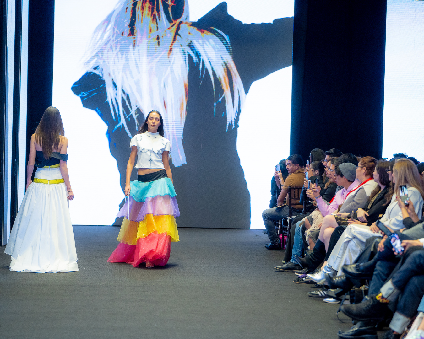 escuela-burgo-moda-costura-pasarela-talento-vestido-colores