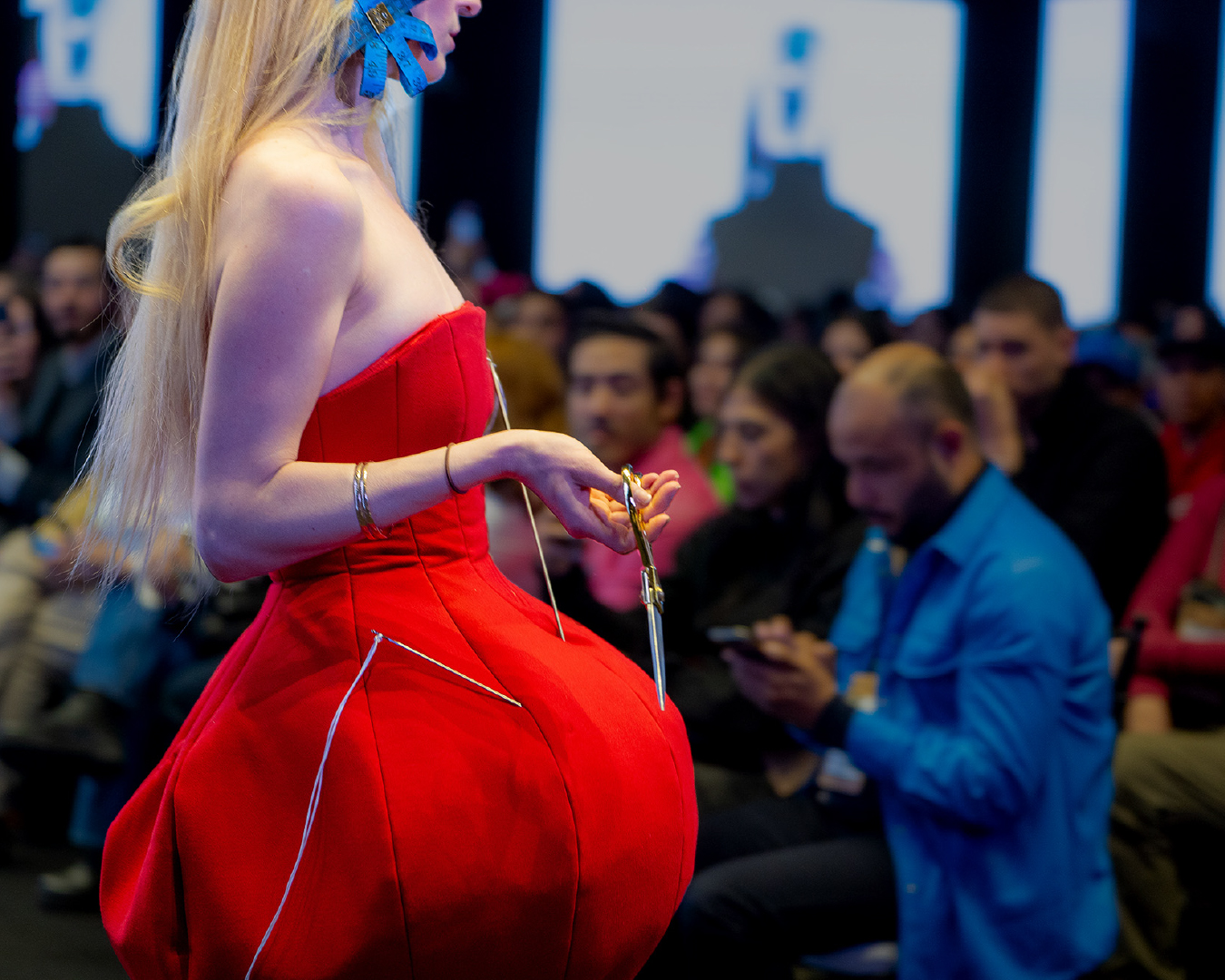 escuela-moda-pasarela-alumnas-burgo-intermoda-vestido-rojo-alta-costura