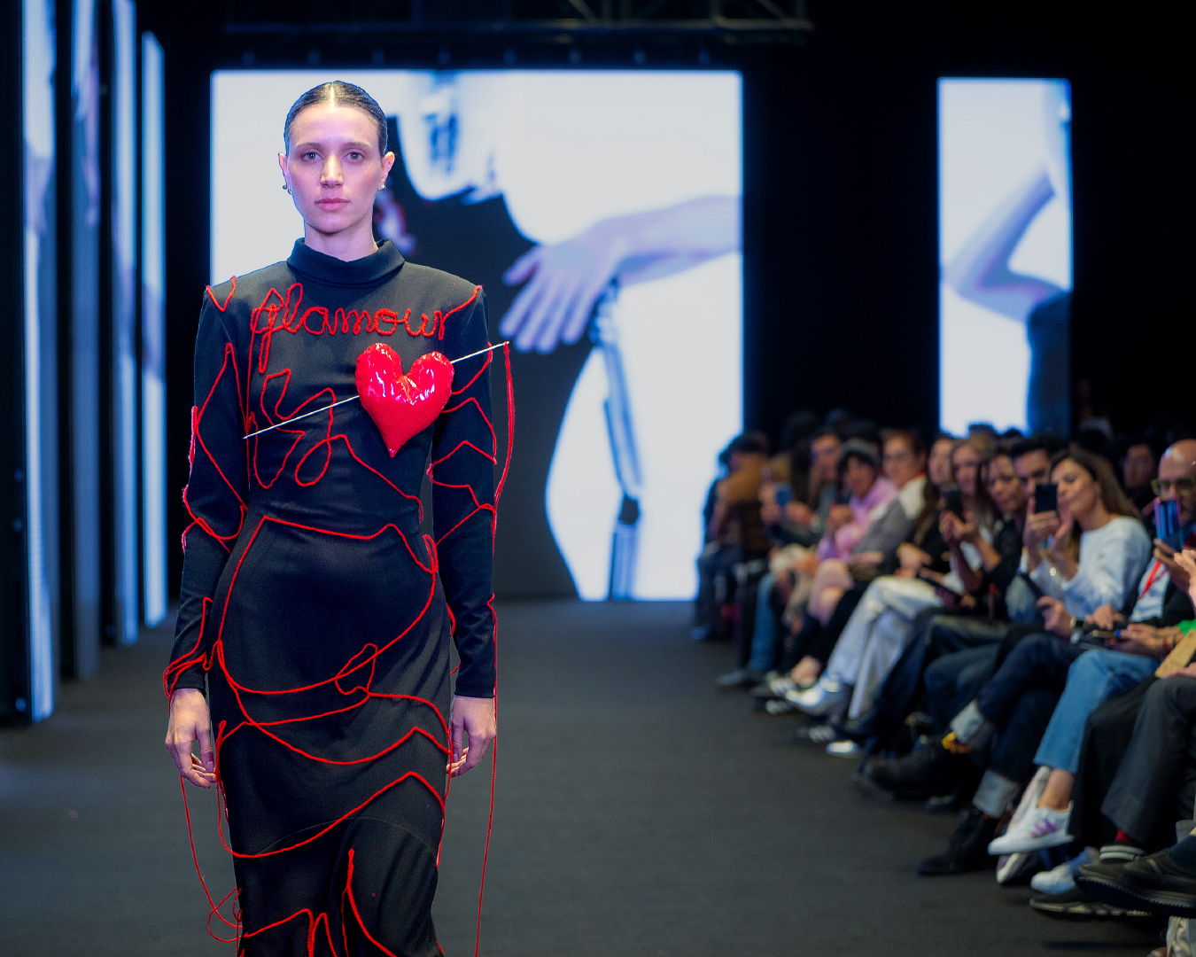 moda-diseño-costura-alumnas-burgo-pasarela-vestido-negro-rojo-corazon