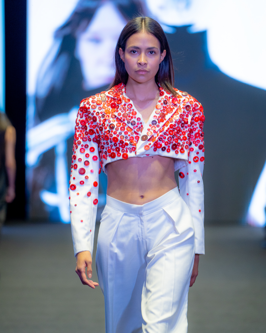 moda-joven-diseno-creativo-alumnas-burgo-blazer-top-botones-maximalista