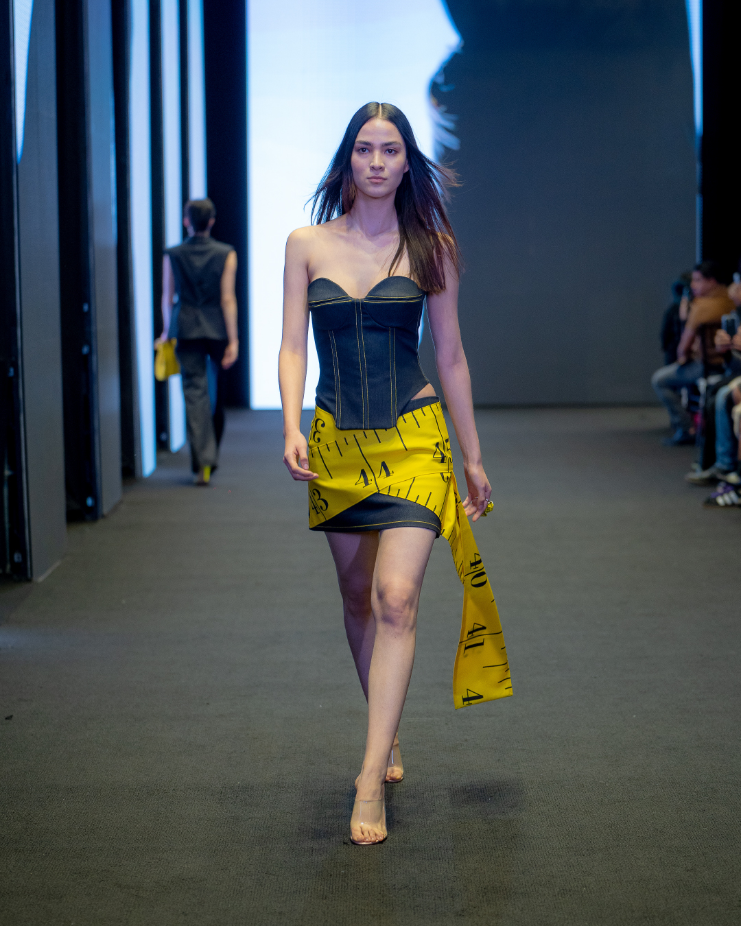 pasarela-moda-intermoda-creaciones-alumnas-corset-mezclilla-cinta-metrica