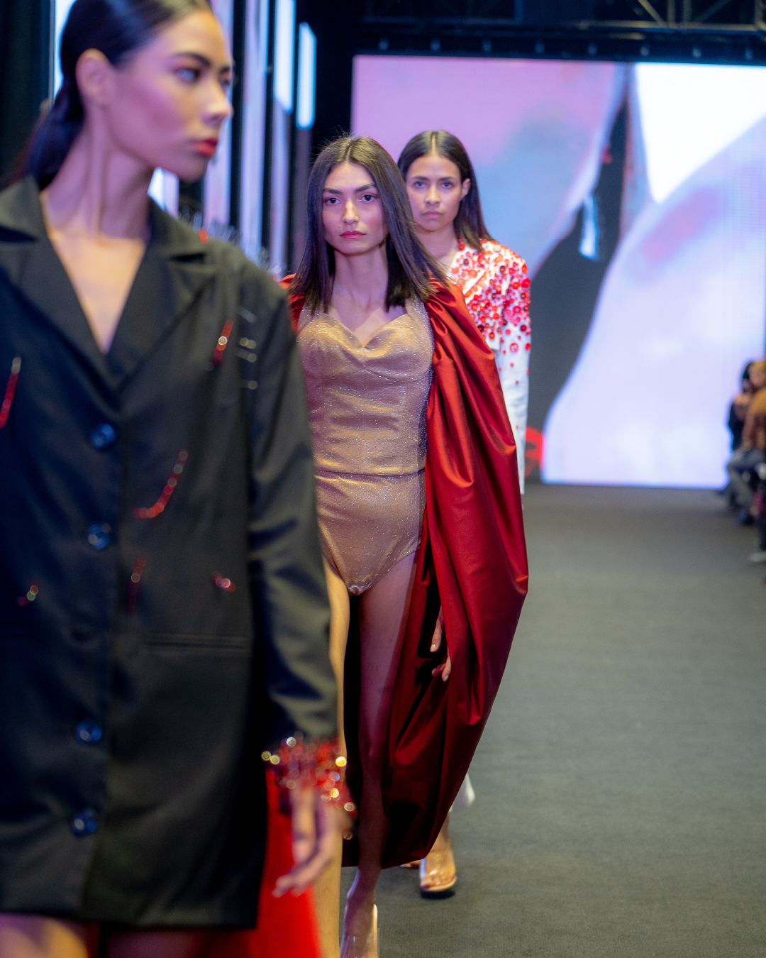 talento-alumnas-burgo-diseño-moda-desfile-capa-roja