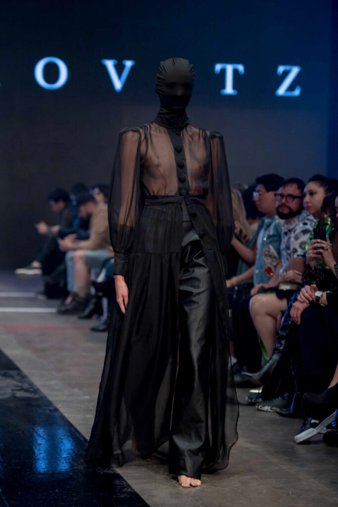 talento-burgo-en-mercedes-fashion-week-disenos-de-alumnas-vestido-negro-transparente