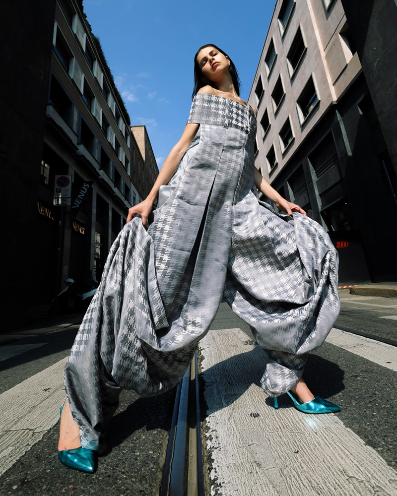 prendas-voluminosas-vuelo-duomo-milan-creadas-burgo_